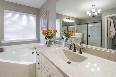 salle-de-bain-avec-baignoire-et-douche-9 (2)